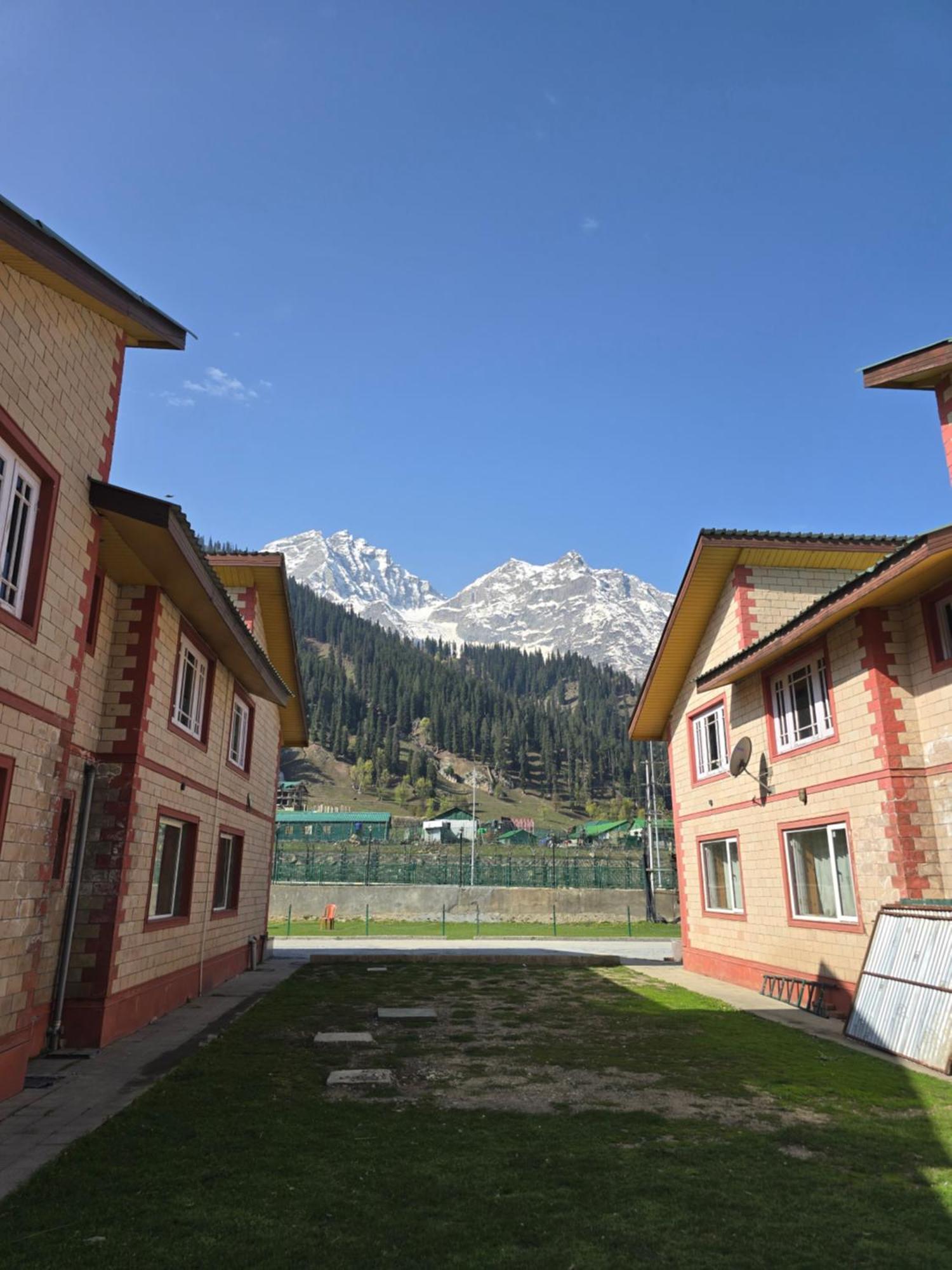 Hotel Barzman Sonāmarg Exteriör bild